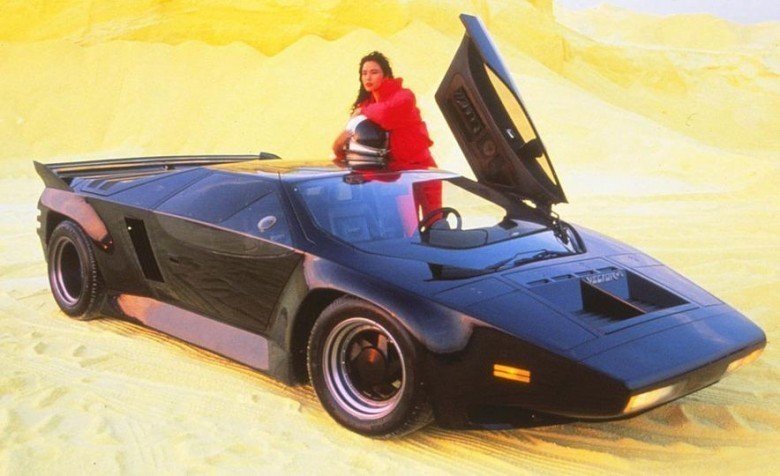 What engine did the spectacular flop, the Vector W2 have underneath the hood?