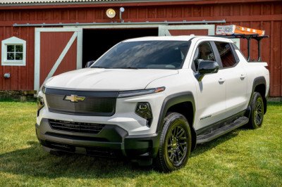 2024 Chevy Silverado EV 4WT Pickup Gets to Work