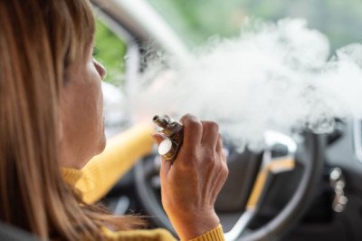 Motoring groups call for laws on vaping and driving