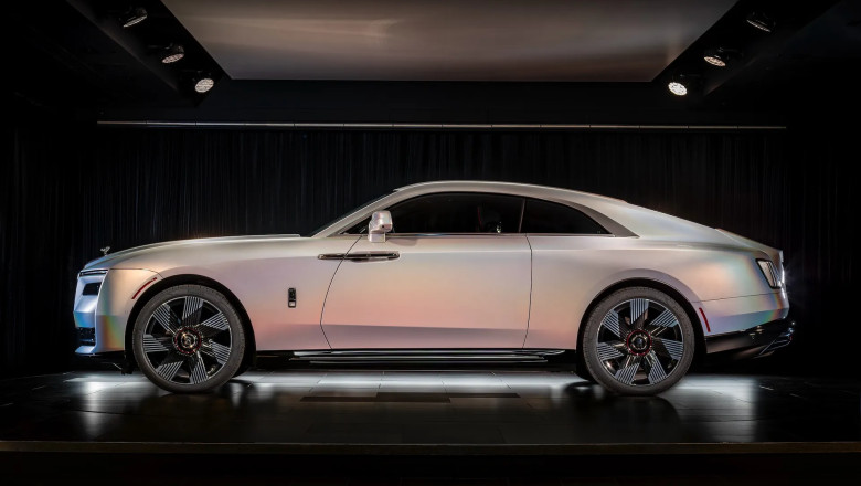Rolls-Royce Spectre Lunaflair features color-shifting paint