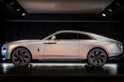 Rolls-Royce Spectre Lunaflair features color-shifting paint