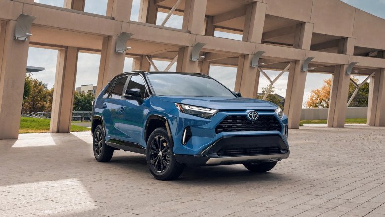 2025 Toyota RAV4 Hybrid costs $33,295, gets 40 mpg