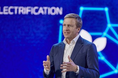 BMW CEO says Europe needs to cancel the 2035 gas-engine ban