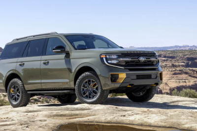 2025 Ford Expedition debuts with split tailgate for $63,695