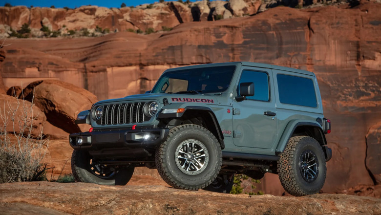 2025 Jeep Wrangler keeps manual, gains small price bump