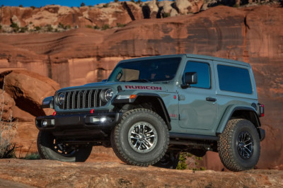 2025 Jeep Wrangler keeps manual, gains small price bump