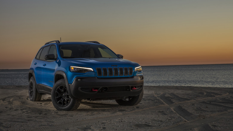 Hybrid Jeep Cherokee replacement lands in 2025