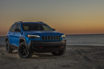 Hybrid Jeep Cherokee replacement lands in 2025
