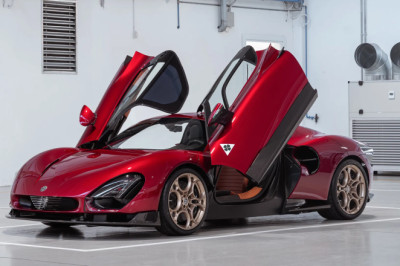 Alfa Romeo builds first customer example of modern 33 Stradale