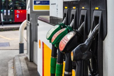 Petrol to fall below 130p a litre within days as Trump tariffs cause oil price to plunge