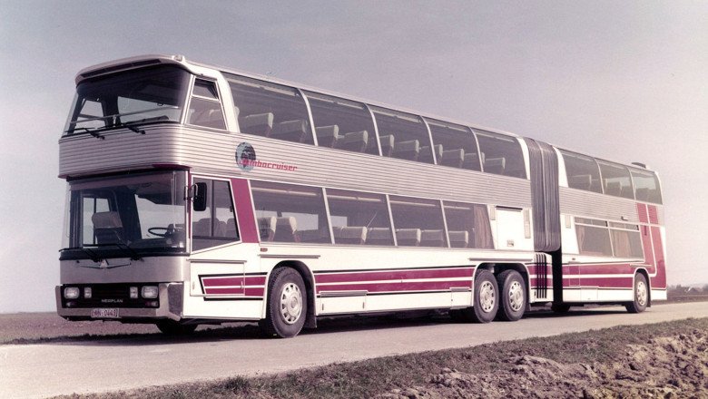 The Neoplan Jumbocruiser Was a Double-Decker Slinky Bus for Over 100 Passengers