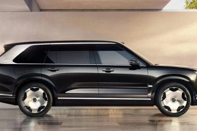 Zeekr 9X is a Chinese SUV that looks like a Rolls-Royce Cullinan but at a fraction of the price