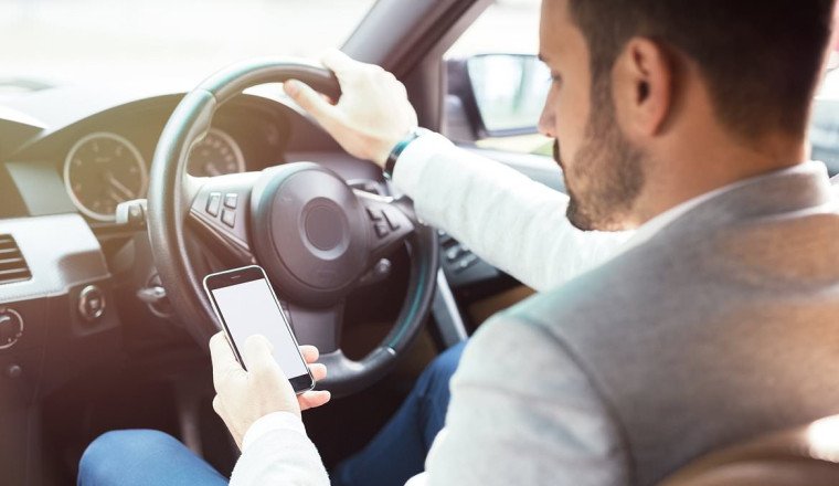 Nine in 10 drivers unable to complete a car journey without touching their phone