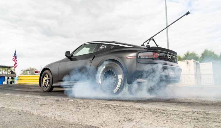 Tuned Nissan Z Runs Quarter Mile in 9.23 Seconds With Stock Block