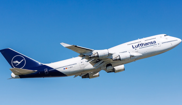 Ever Wondered Why The Boeing 747 Has That Hump Over The Cockpit?