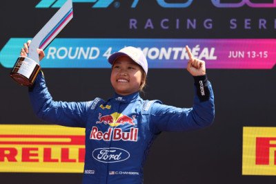 Chambers fends off Lloyd to take victory in Montreal Race 3