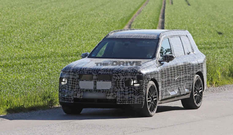 2028 BMW X7 Spied Lacking Futuristic Design