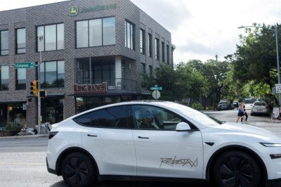 Tesla's robotaxis launch in Texas with 10-vehicle trial run