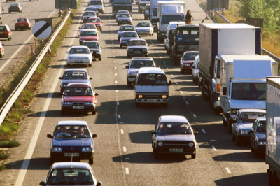 People say 'only in the UK' after they see what ice cream truck does on M25