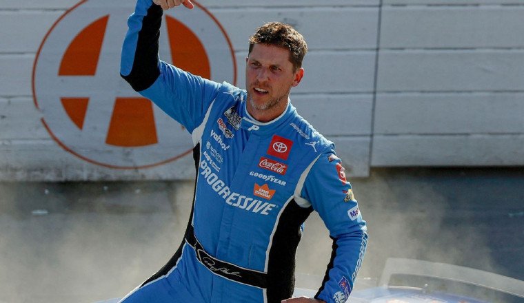 Hamlin wins at Dover for second straight season