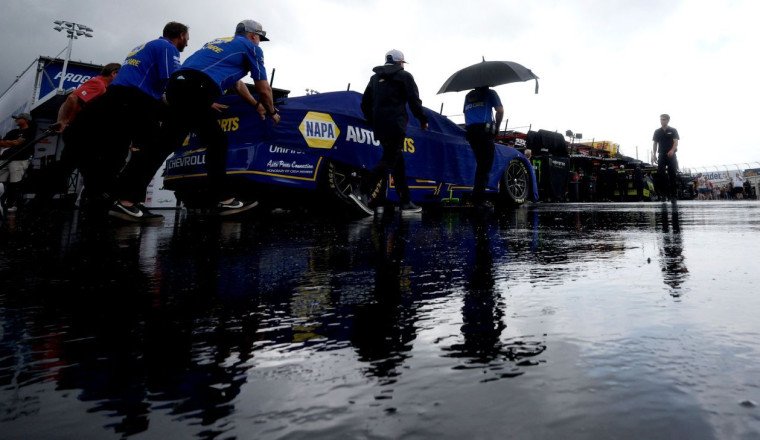 Heavy rain helps Elliott to pole for Dover Cup race