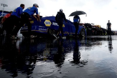 Heavy rain helps Elliott to pole for Dover Cup race