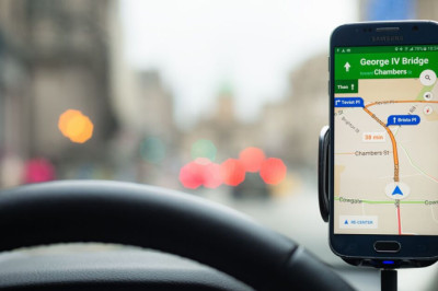 Drivers warned of £100 fines when using these popular apps while driving 