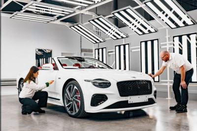 UK car production plunges amid wider uncertainty