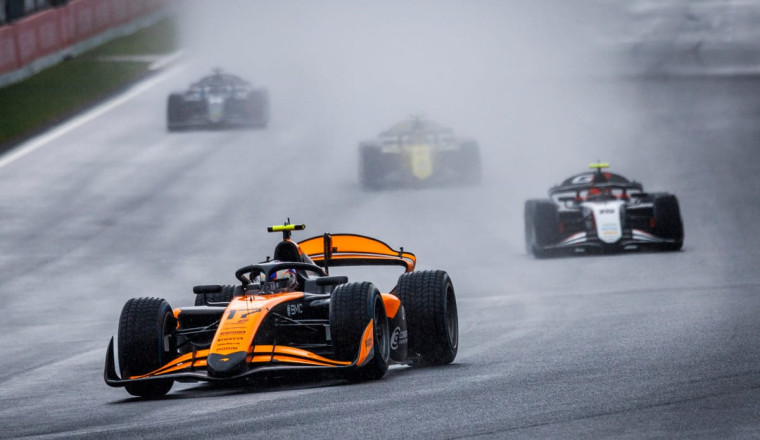 Two F1 juniors lose the same F2 race win