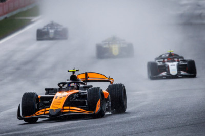Two F1 juniors lose the same F2 race win