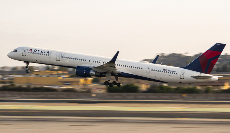 Federal Agents Storm Airplane Cockpit, Arrest Co-Pilot Moments After Landing