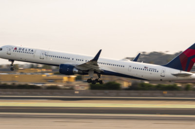 Federal Agents Storm Airplane Cockpit, Arrest Co-Pilot Moments After Landing