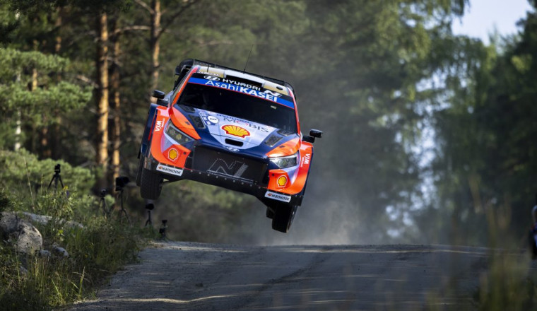Tänak takes early Finland lead with dominant drive