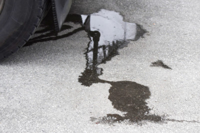 Here Are Some Unexpected DIY Ways To Get Oil Stains Out Of Your Driveway