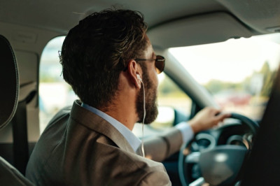 Is it illegal to drive while wearing headphones?