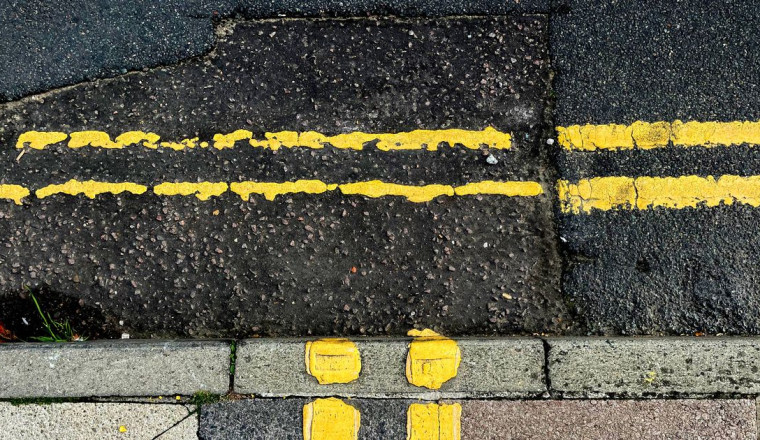 Driving expert clarifies meaning of 'confusing' two lines on kerb as drivers had no idea