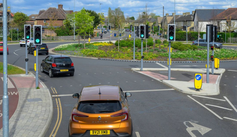 Driver's roundabout 'loophole' cuts traffic queues but people point out wrong issue