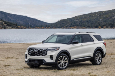 2025 Ford Explorer Review: Rugged American SUV with Modern Refinement