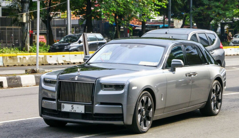 Car expert drives £50k Rolls-Royce and says 'this wouldn't happen in a BMW'