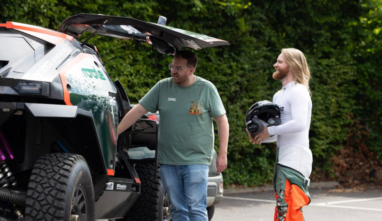 Sam Ryder makes grand entrance at gig in Dakar Rally off-road vehicle