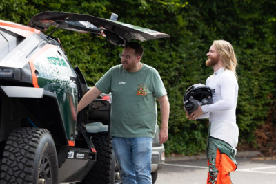 Sam Ryder makes grand entrance at gig in Dakar Rally off-road vehicle