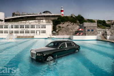 Rolls-Royce Phantom gets DUMPED in a swimming pool – because Keith Moon did (he probably didn’t)