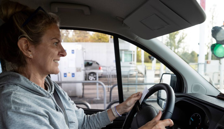 Driving instructor tells motorists green traffic light never means 'go'