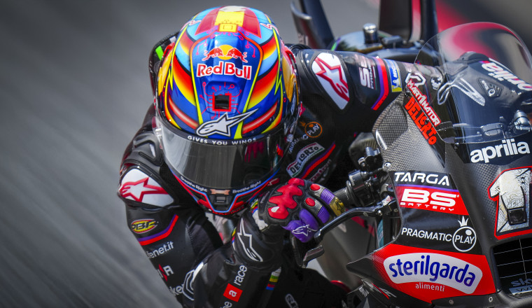 Martin races with fan-designed helmet in Barcelona