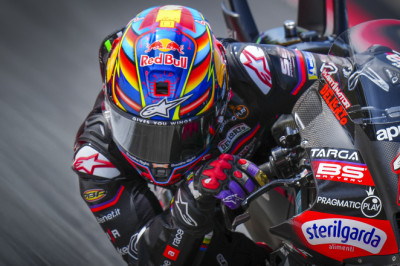 Martin races with fan-designed helmet in Barcelona