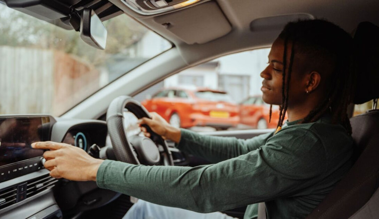 Driving instructor shares habit to never do when spotting emergency vehicle