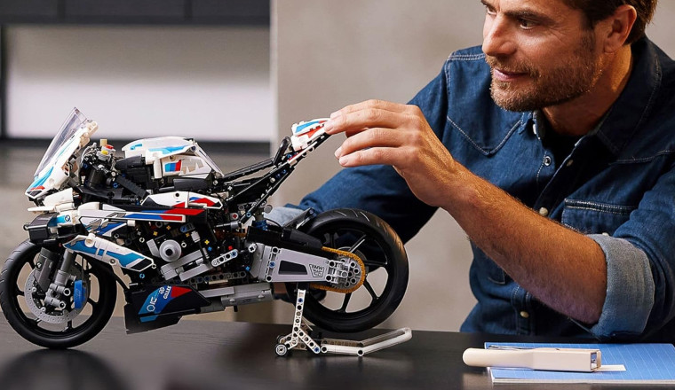 This Huge 1:5 Scale BMW Moto Lego Set Is $50 Off Right Now
