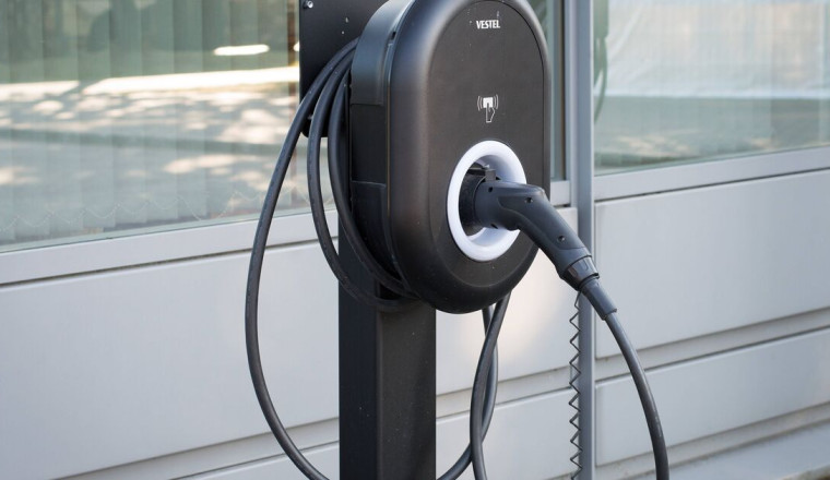 Major change to kerbside charging coming in as EV firm launches new tech
