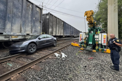 Tesla's 'Full Self-Driving' May Fail To Stop At Railroad Crossings