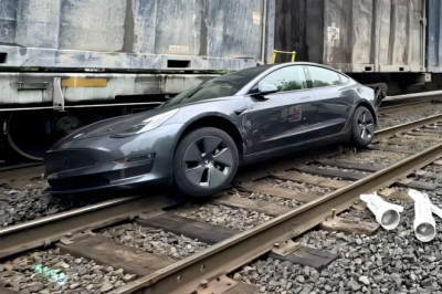 Tesla’s Full-Self Driving Under Fire After Failing To Recognize Train Crossings